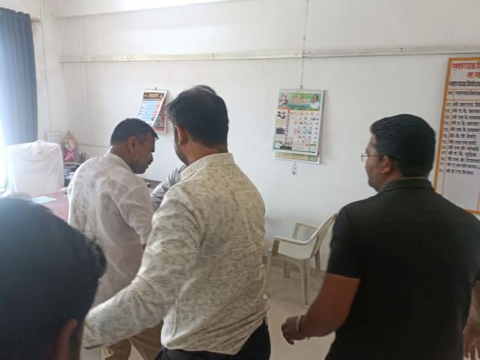 Market Committee Election Wife's application rejected; husband's attempt to self fire; Due to the intervention of the authorities, lives were saved in satara | बाजार समिती निवडणूक: पत्नीचा अर्ज बाद, पतीचा पेटवून घेण्याचा प्रयत्न; अधिकाऱ्यांच्या प्रसंगावधानामुळे बचावले प्राण Market Committee Election Wife's application rejected; husband's attempt to self fire; Due to the intervention of the authorities, lives were saved in satara | बाजार समिती निवडणूक: पत्नीचा अर्ज बाद, पतीचा पेटवून घेण्याचा प्रयत्न; अधिकाऱ्यांच्या प्रसंगावधानामुळे बचावले प्राण