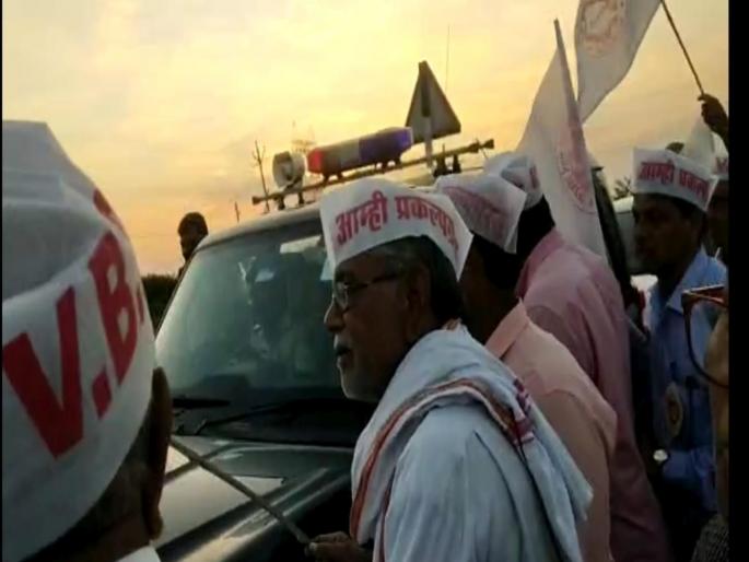 The Deputy Chief Minister turned his back after seeing the victims of the project, trying to block the fleet in the fountain | प्रकल्पग्रस्त पाहून उपमुख्यमंत्र्यांनी फिरविली पाठ, कारंज्यात ताफा अडविण्याचा प्रयत्न The Deputy Chief Minister turned his back after seeing the victims of the project, trying to block the fleet in the fountain | प्रकल्पग्रस्त पाहून उपमुख्यमंत्र्यांनी फिरविली पाठ, कारंज्यात ताफा अडविण्याचा प्रयत्न