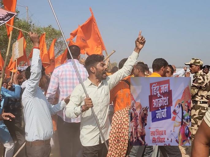 Mass protest march of thousands of entire Hindu community for not wanting a burial place for the Muslim community in a Hindu settlement | हिंदू वस्तीत मुस्लिम समाजाची दफनभूमी नको म्हणून, हजारो सकल हिंदू समाजाचा जनआक्रोश मोर्चा Mass protest march of thousands of entire Hindu community for not wanting a burial place for the Muslim community in a Hindu settlement | हिंदू वस्तीत मुस्लिम समाजाची दफनभूमी नको म्हणून, हजारो सकल हिंदू समाजाचा जनआक्रोश मोर्चा