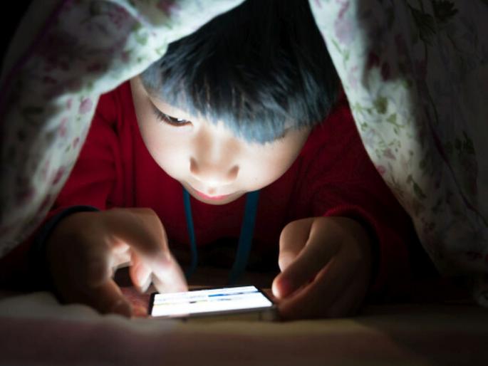 Restrictions in China on minors for mobile use at night | रात्री मोबाइल वापराल तर आता काही खैर नाही; अल्पवयीन मुलांसाठी चीनमध्ये निर्बंध Restrictions in China on minors for mobile use at night | रात्री मोबाइल वापराल तर आता काही खैर नाही; अल्पवयीन मुलांसाठी चीनमध्ये निर्बंध