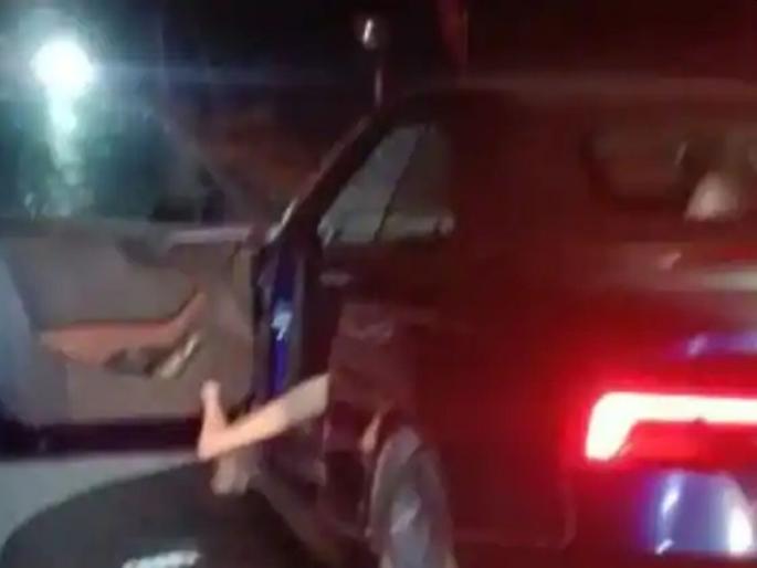 madhya pradesh attempted hostage-taking of a young girl in a car; she jumped out of the car while Screaming for her life | VIDEO : मुझे छोड दो, छोड दो...! कारमध्ये तरुणीला बंधक बनवण्याचा प्रयत्न; जीवाच्या आकांतानं ओरडत तिनं कारमधून मारली उडी madhya pradesh attempted hostage-taking of a young girl in a car; she jumped out of the car while Screaming for her life | VIDEO : मुझे छोड दो, छोड दो...! कारमध्ये तरुणीला बंधक बनवण्याचा प्रयत्न; जीवाच्या आकांतानं ओरडत तिनं कारमधून मारली उडी