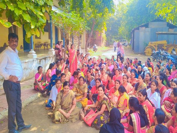 Anganwadi workers march in Khamgaon, Holi of Commissioner's letter | अंगणवाडी सेविकांचा खामगावात मोर्चा, आयुक्तांच्या पत्राची केली होळी Anganwadi workers march in Khamgaon, Holi of Commissioner's letter | अंगणवाडी सेविकांचा खामगावात मोर्चा, आयुक्तांच्या पत्राची केली होळी