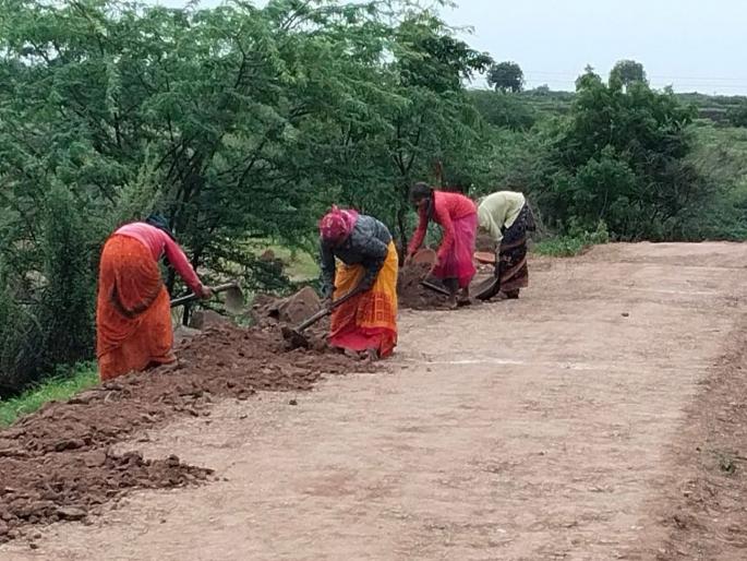 roads to be built through employment guarantee; Administrative approval for 358 works in the district | रोजगार हमीतून होणार पाणंद रस्ते; जिल्ह्यात ३५८ कामांना प्रशासकीय मंजुरी roads to be built through employment guarantee; Administrative approval for 358 works in the district | रोजगार हमीतून होणार पाणंद रस्ते; जिल्ह्यात ३५८ कामांना प्रशासकीय मंजुरी