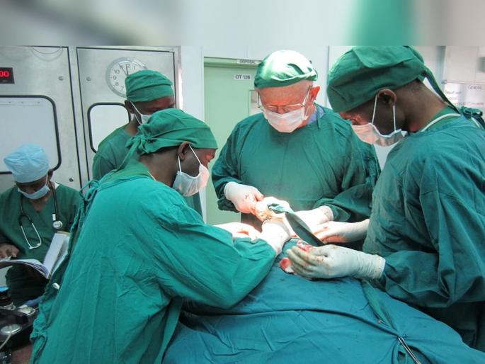 Why do doctors wear green during surgery know about the know scientific reason | ऑपरेशनच्या वेळी डॉक्टर हिरवा पोशाख का परिधान करतात? असं आहे कारण Why do doctors wear green during surgery know about the know scientific reason | ऑपरेशनच्या वेळी डॉक्टर हिरवा पोशाख का परिधान करतात? असं आहे कारण