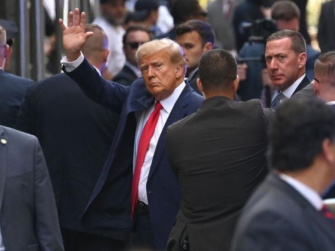 Former US President Donald Trump arrested in porn star case supporters gathered outside the court | Donald Trump in Porn Star Case : पॉर्न स्टार प्रकरणात अमेरिकेचे माजी राष्ट्रपती डोनाल्ड ट्रम्प यांना अटक, न्यायालयाबाहेर जमले समर्थक Former US President Donald Trump arrested in porn star case supporters gathered outside the court | Donald Trump in Porn Star Case : पॉर्न स्टार प्रकरणात अमेरिकेचे माजी राष्ट्रपती डोनाल्ड ट्रम्प यांना अटक, न्यायालयाबाहेर जमले समर्थक