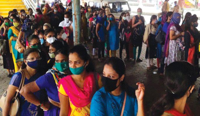 local start for the women in thane | रेल्वे दुर्गांनी आणली ‘जीवनवाहिनी’त जान, महिला प्रवाशांची लगबग वाढली  local start for the women in thane | रेल्वे दुर्गांनी आणली ‘जीवनवाहिनी’त जान, महिला प्रवाशांची लगबग वाढली