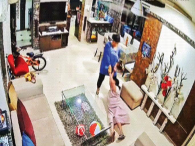 In Thane, daughter-in-law beat up mother-in-law video clip of the beating went viral | ठाण्यात सुनेने सासूला फटके मारून नेले फरफटत, मारहाणीची व्हिडीओ क्लिप व्हायरल In Thane, daughter-in-law beat up mother-in-law video clip of the beating went viral | ठाण्यात सुनेने सासूला फटके मारून नेले फरफटत, मारहाणीची व्हिडीओ क्लिप व्हायरल