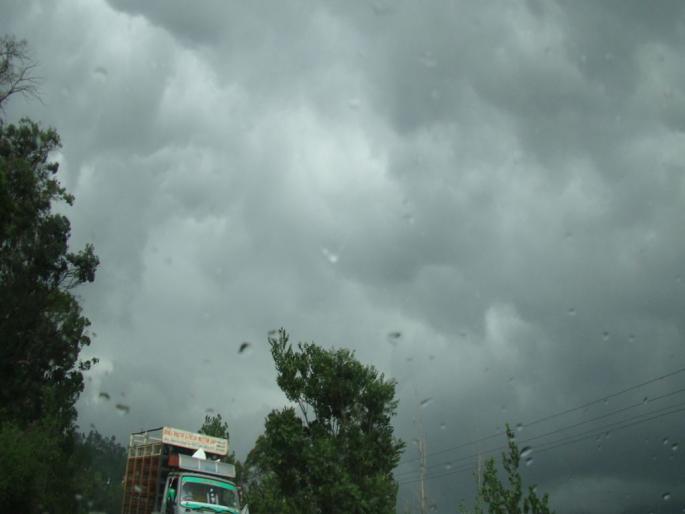 Dark clouds, favorable weather, yet not prone to rain | काळे ढग, अनुकूल वातावरण, तरीही पावसाला जाेर नाही Dark clouds, favorable weather, yet not prone to rain | काळे ढग, अनुकूल वातावरण, तरीही पावसाला जाेर नाही