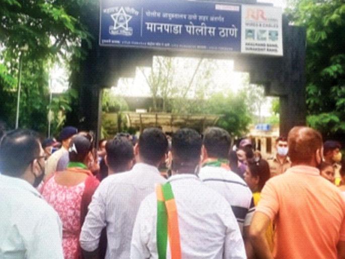 Relatives of politicians accused in Dombivli gang-rape! shiv Sena, MNS, NCP activist in Police station | डोंबिवली सामूहिक बलात्कारातील आरोपी राजकारण्यांचे नातेवाईक! सेना,मनसे,राष्ट्रवादीच्या पदाधिकाऱ्यांची पोलीस स्टेशनवारी Relatives of politicians accused in Dombivli gang-rape! shiv Sena, MNS, NCP activist in Police station | डोंबिवली सामूहिक बलात्कारातील आरोपी राजकारण्यांचे नातेवाईक! सेना,मनसे,राष्ट्रवादीच्या पदाधिकाऱ्यांची पोलीस स्टेशनवारी