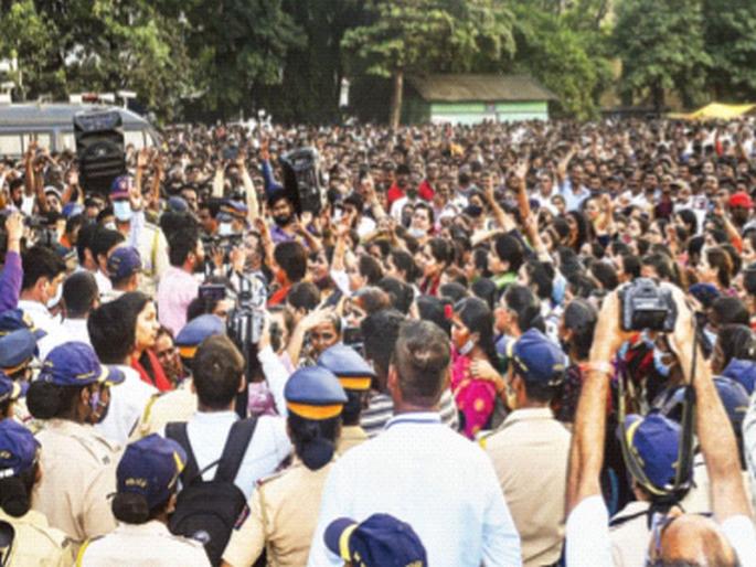 agitation of more than 10,000 ST employees in Mumbai, meeting with Transport Minister was unsuccessful | संपाचा लढा आणि तिढा; मुंबईत १० हजारांहून अधिक एसटी कर्मचाऱ्यांचा ठिय्या, परिवहन मंत्र्यांसोबतची बैठक निष्फळ agitation of more than 10,000 ST employees in Mumbai, meeting with Transport Minister was unsuccessful | संपाचा लढा आणि तिढा; मुंबईत १० हजारांहून अधिक एसटी कर्मचाऱ्यांचा ठिय्या, परिवहन मंत्र्यांसोबतची बैठक निष्फळ