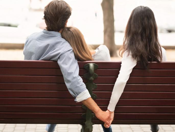 A 'love' wrestling took place in the police station itself, two young women clashed over a young man; you will be shocked after reading the story | पोलीस ठाण्यातच रंगला 'प्रेमाचा' आखाडा, एका तरुणावरून दोन तरुणी भिडल्या; कहाणी वाचून चक्रावून जाल A 'love' wrestling took place in the police station itself, two young women clashed over a young man; you will be shocked after reading the story | पोलीस ठाण्यातच रंगला 'प्रेमाचा' आखाडा, एका तरुणावरून दोन तरुणी भिडल्या; कहाणी वाचून चक्रावून जाल