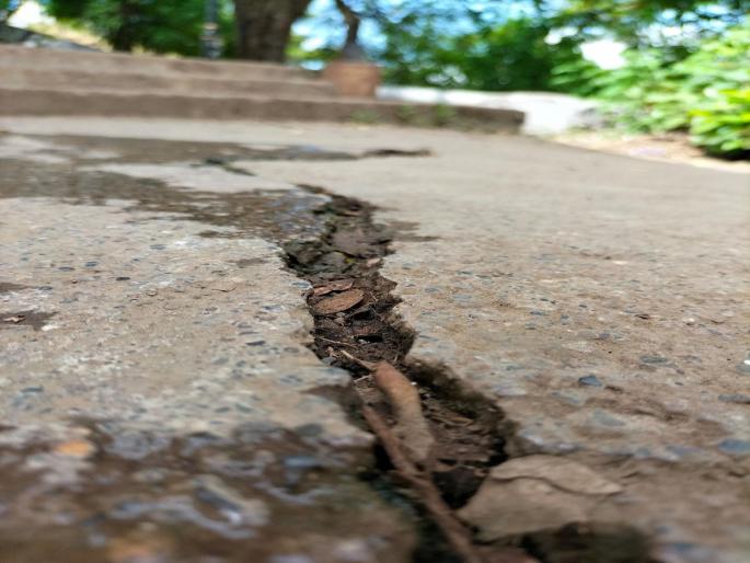The stairway leading to the Four Walls is cracked | "चार भिंती"कडे जाणारा पायरी मार्ग भेगाळला! The stairway leading to the Four Walls is cracked | "चार भिंती"कडे जाणारा पायरी मार्ग भेगाळला!