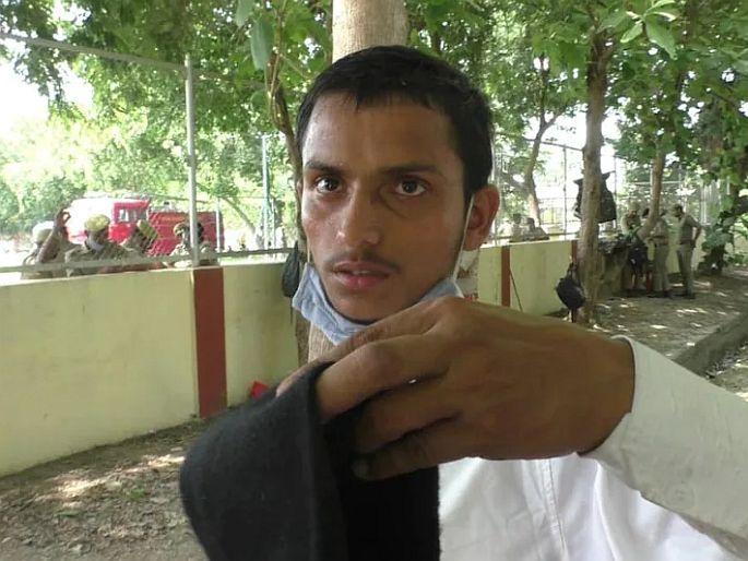 PM Narendra Modi Varanasi Visit bhu iit ground no entry to black clothed people RSS worker took off his cap | PM मोदींच्या सभेत काळे कपडे घालून येणाऱ्यांना 'नो एंट्री'; प्रशासनानं उतरवली RSS कार्यकर्त्याची टोपी PM Narendra Modi Varanasi Visit bhu iit ground no entry to black clothed people RSS worker took off his cap | PM मोदींच्या सभेत काळे कपडे घालून येणाऱ्यांना 'नो एंट्री'; प्रशासनानं उतरवली RSS कार्यकर्त्याची टोपी