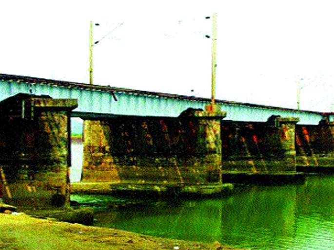 Ban on sailing under Vaitaran bridge, Collector orders | वैतरणा पुलाखाली नौकानयनावर बंदी, जिल्हाधिकाऱ्यांचे आदेश Ban on sailing under Vaitaran bridge, Collector orders | वैतरणा पुलाखाली नौकानयनावर बंदी, जिल्हाधिकाऱ्यांचे आदेश