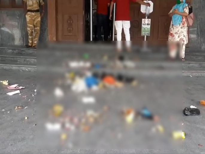 Bhiwandi garbage bell strike, the corporator threw garbage at the entrance of the headquarters | भिवंडीतील कचरा घंटागाडी संपावर, नगरसेवकाने कचरा फेकला मुख्यालय प्रवेशद्वारावर Bhiwandi garbage bell strike, the corporator threw garbage at the entrance of the headquarters | भिवंडीतील कचरा घंटागाडी संपावर, नगरसेवकाने कचरा फेकला मुख्यालय प्रवेशद्वारावर