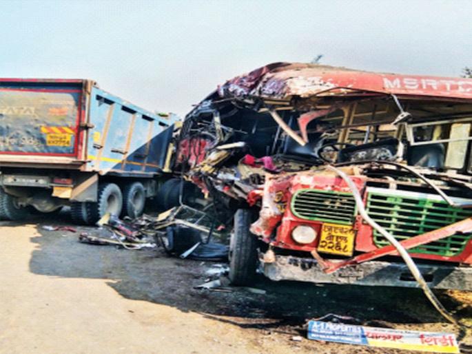 A high-speed damper cuts the ST in half; Death of a child | भरधाव डम्परने एसटीला अर्धी कापली; मुलाचा मृत्यू A high-speed damper cuts the ST in half; Death of a child | भरधाव डम्परने एसटीला अर्धी कापली; मुलाचा मृत्यू