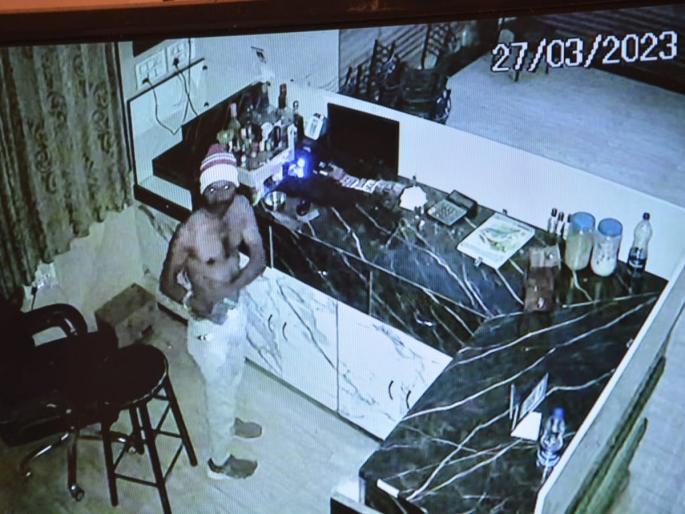 broke the lock and entered the hotel Thieves abscond with cash and CPU | कुलूप तोडून हॉटेलात शिरला; चोरटा, रोकड, सीपीयू घेऊन पसार...; चोरटा सीसीटीव्ही कॅमेऱ्यात कैद broke the lock and entered the hotel Thieves abscond with cash and CPU | कुलूप तोडून हॉटेलात शिरला; चोरटा, रोकड, सीपीयू घेऊन पसार...; चोरटा सीसीटीव्ही कॅमेऱ्यात कैद