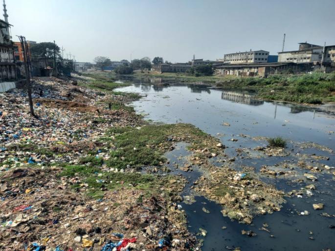 Neglect of the systems to pollution of Kamwari River in Bhiwandi | भिवंडीतील कामवारी नदीच्या प्रदूषणाकडे यंत्रणांचे दुर्लक्ष; प्लास्टिक कचरा, केमिकलमुळे नदीची बनली गटार Neglect of the systems to pollution of Kamwari River in Bhiwandi | भिवंडीतील कामवारी नदीच्या प्रदूषणाकडे यंत्रणांचे दुर्लक्ष; प्लास्टिक कचरा, केमिकलमुळे नदीची बनली गटार