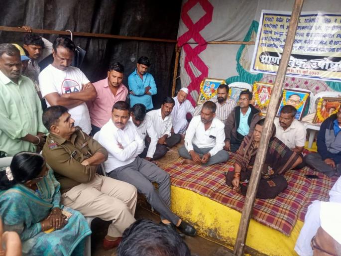 The group education officer said to the villagers Get out The officials were disciplined, they did not soften before the hunger strikers | गटशिक्षणाधिकारी ग्रामस्थांना म्हणाल्या...'चालते व्हा'; अधिकाऱ्यांची शिष्ठाई झाली, उपोषणकर्त्यांपुढे नरमल्या The group education officer said to the villagers Get out The officials were disciplined, they did not soften before the hunger strikers | गटशिक्षणाधिकारी ग्रामस्थांना म्हणाल्या...'चालते व्हा'; अधिकाऱ्यांची शिष्ठाई झाली, उपोषणकर्त्यांपुढे नरमल्या