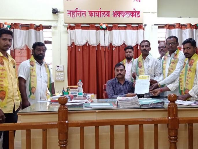 Farmers are becoming indebted Rashtriya Samaj Party is aggressive to announce the guaranteed price of onion | शेतकरी कर्जबाजारी होतोय; कांद्याचा हमीभाव जाहीर करण्यासाठी राष्ट्रीय समाज पक्ष आक्रमक Farmers are becoming indebted Rashtriya Samaj Party is aggressive to announce the guaranteed price of onion | शेतकरी कर्जबाजारी होतोय; कांद्याचा हमीभाव जाहीर करण्यासाठी राष्ट्रीय समाज पक्ष आक्रमक