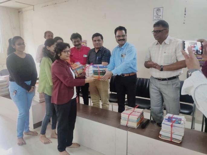 Gift of 250 books to Ulhasnagar Abhyasika, initiative of Municipal Deputy Commissioner Subhash Jadhav | उल्हासनगर अभ्यासिकेला २५० पुस्तकांची भेट, महापालिका उपायुक्त सुभाष जाधव यांचा पुढाकार Gift of 250 books to Ulhasnagar Abhyasika, initiative of Municipal Deputy Commissioner Subhash Jadhav | उल्हासनगर अभ्यासिकेला २५० पुस्तकांची भेट, महापालिका उपायुक्त सुभाष जाधव यांचा पुढाकार