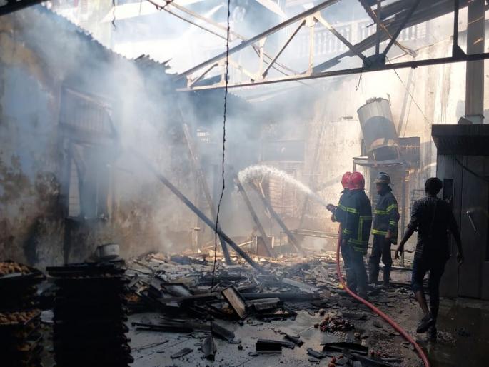 A fire broke out at a bakery in Bhiwandi, creating fear in the area | भिवंडीत बेकरीला भीषण आग, परिसरात भीतीचे वातावरण A fire broke out at a bakery in Bhiwandi, creating fear in the area | भिवंडीत बेकरीला भीषण आग, परिसरात भीतीचे वातावरण