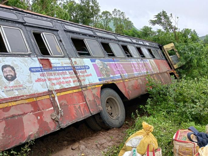 Nashik Palasan bus accident near Ghagbari village | नाशिक-पळसन बसला घागबारी गावाजवळ अपघात Nashik Palasan bus accident near Ghagbari village | नाशिक-पळसन बसला घागबारी गावाजवळ अपघात