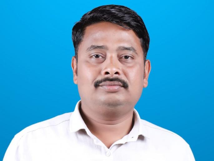 1 lakh found on the road was returned Sanjay Varulkar's honesty is appreciated in the area | रस्त्यावर सापडलेले १ लाख रुपये केले परत; संजय वारुळकर यांच्या प्रामाणिकपणाचं परिसरात होतयं कौतुक 1 lakh found on the road was returned Sanjay Varulkar's honesty is appreciated in the area | रस्त्यावर सापडलेले १ लाख रुपये केले परत; संजय वारुळकर यांच्या प्रामाणिकपणाचं परिसरात होतयं कौतुक
