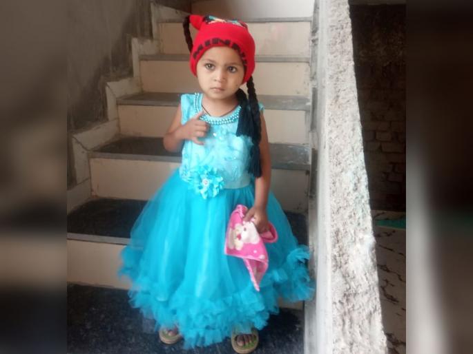 Death of girl drowning in atrophy pit in Sangli, relatives protest against municipal corporation | सांगलीत शोष खड्ड्यात बुडून बालिकेचा मृत्यू, महापालिकेविरोधात नातेवाईकांचा आक्रोश Death of girl drowning in atrophy pit in Sangli, relatives protest against municipal corporation | सांगलीत शोष खड्ड्यात बुडून बालिकेचा मृत्यू, महापालिकेविरोधात नातेवाईकांचा आक्रोश