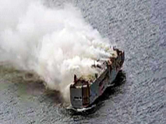 Where 3,800 cars were burnt, 21 Indians on board | जेथे पेटल्या ३,८०० कार, त्या जहाजात २१ भारतीय Where 3,800 cars were burnt, 21 Indians on board | जेथे पेटल्या ३,८०० कार, त्या जहाजात २१ भारतीय