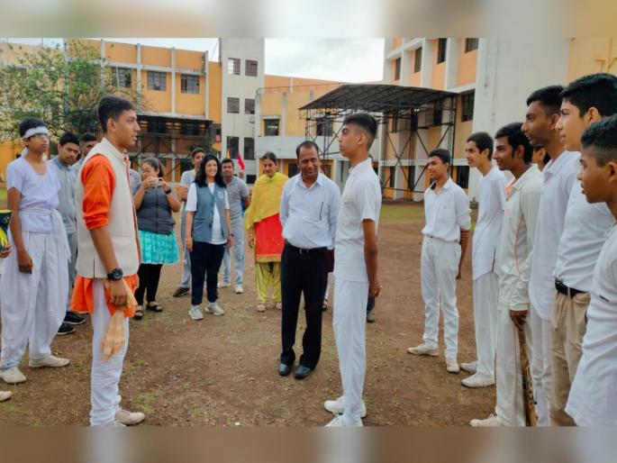The school took a lagan cricket match for the rain in Nashik | कारे मेघा, कारे मेघा, पानी तो बरसाओ; नाशकात पावसासाठी शाळेने घेतली चक्क लगान क्रिकेट मॅच! The school took a lagan cricket match for the rain in Nashik | कारे मेघा, कारे मेघा, पानी तो बरसाओ; नाशकात पावसासाठी शाळेने घेतली चक्क लगान क्रिकेट मॅच!