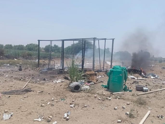 Explosion in factory; Owner injured, near Modnimb | शोभेची दारू बनवणाऱ्या कारखान्यात स्फोट; मोडनिंबजवळील दुर्घटनेत मालक जखमी, चार कामगार बचावले Explosion in factory; Owner injured, near Modnimb | शोभेची दारू बनवणाऱ्या कारखान्यात स्फोट; मोडनिंबजवळील दुर्घटनेत मालक जखमी, चार कामगार बचावले