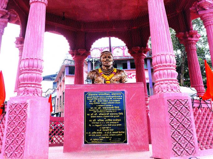 Rajamudra behind the statue of Chhatrapati Shivaji Maharaj | छत्रपती शिवाजी महाराजांच्या पुतळ्याच्या चौथऱ्यामागे राजमुद्रा, अंंबरानाथमधील शिवप्रेमींनी घेतला आक्षेप Rajamudra behind the statue of Chhatrapati Shivaji Maharaj | छत्रपती शिवाजी महाराजांच्या पुतळ्याच्या चौथऱ्यामागे राजमुद्रा, अंंबरानाथमधील शिवप्रेमींनी घेतला आक्षेप