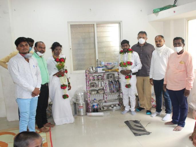 accepted the paternity of the girl who lost her father's and got her married | कौतुकास्पद! वडिलांचे छत्र हरवलेल्या मुलीचे पितृत्व स्वीकारलं अन् लग्न लावून दिलं accepted the paternity of the girl who lost her father's and got her married | कौतुकास्पद! वडिलांचे छत्र हरवलेल्या मुलीचे पितृत्व स्वीकारलं अन् लग्न लावून दिलं