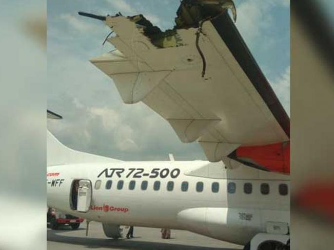 2 Passenger Planes Collide On Runway. Wing Destroyed. | दोन प्रवासी विमानांची धावपट्टीवर टक्कर, पंखे झाले नेस्तनाबूत  2 Passenger Planes Collide On Runway. Wing Destroyed. | दोन प्रवासी विमानांची धावपट्टीवर टक्कर, पंखे झाले नेस्तनाबूत