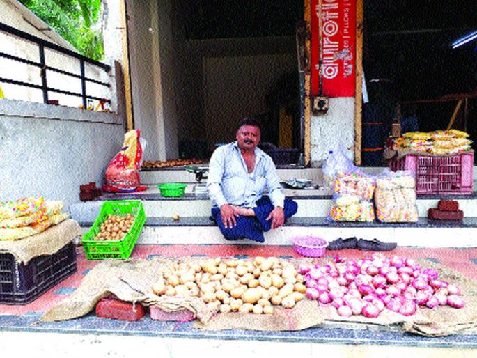 Disabled Travels became a vegetable seller, an alternative to subsistence | अपंग ट्रॅव्हल्सवाला बनला भाजी विक्रेता, उदरनिर्वाहासाठी शोधला पर्याय Disabled Travels became a vegetable seller, an alternative to subsistence | अपंग ट्रॅव्हल्सवाला बनला भाजी विक्रेता, उदरनिर्वाहासाठी शोधला पर्याय