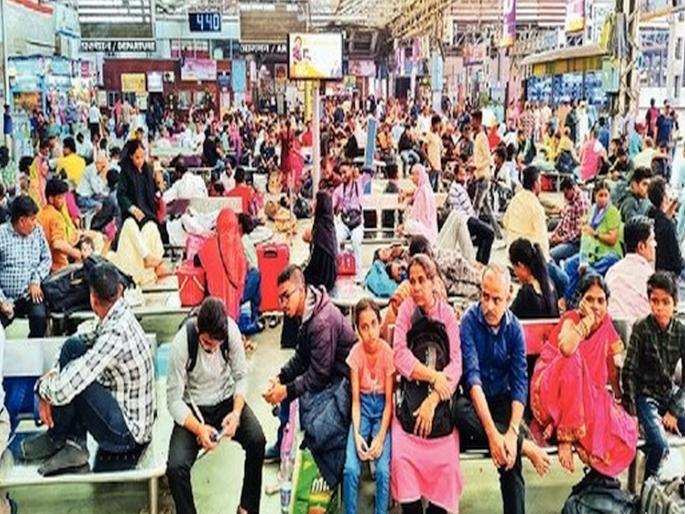 Mall decorated, sales opened Mumbaikars welcome the New Year at tourist spots, hotels and pubs | मॉल सजले, सेल लागले; चौपाट्यांवर गर्दी ; नववर्षाच्या स्वागतासाठी मुंबईकर पर्यटनस्थळी, हॉटेल आणि पबमध्ये  Mall decorated, sales opened Mumbaikars welcome the New Year at tourist spots, hotels and pubs | मॉल सजले, सेल लागले; चौपाट्यांवर गर्दी ; नववर्षाच्या स्वागतासाठी मुंबईकर पर्यटनस्थळी, हॉटेल आणि पबमध्ये