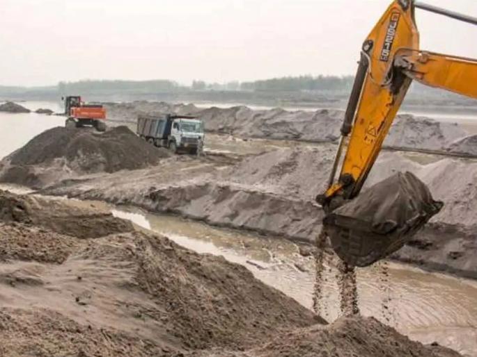 Notice to the tehsildar of Gevrai in the case of illegal sand, the district collector took note of the Lokmat report | अवैध वाळू प्रकरणी गेवराईच्या तहसिलदाराला नोटीस, लोकमतच्या वृत्ताची जिल्हाधिकाऱ्यांनी घेतली दखल