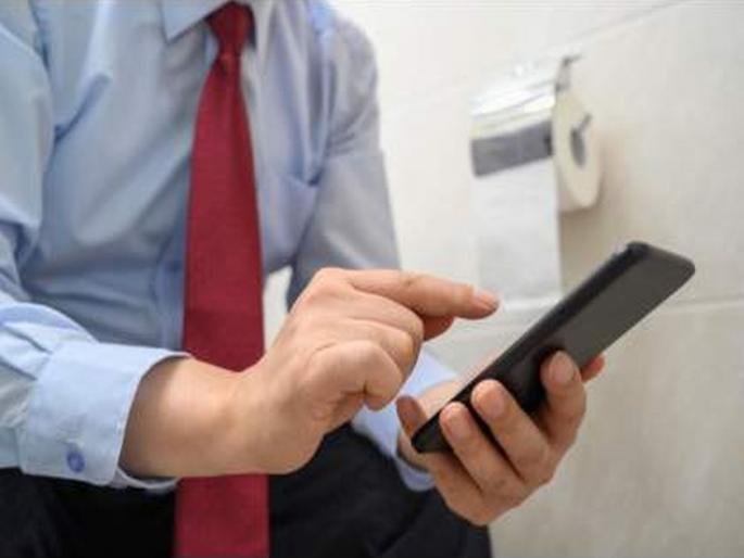Using mobile phones in the toilet is dangerous for men The doctor warned and told the reason | टॉयलेटमध्ये मोबाईल वापरणं पुरुषांसाठी घातक! डॉक्टरांनी केलं सावध, कारणही सांगितलं Using mobile phones in the toilet is dangerous for men The doctor warned and told the reason | टॉयलेटमध्ये मोबाईल वापरणं पुरुषांसाठी घातक! डॉक्टरांनी केलं सावध, कारणही सांगितलं