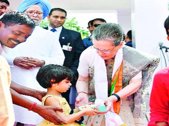 There is no place for intolerance and discrimination in the country - Sonia Gandhi | देशात असहिष्णुता आणि भेदभावाला थारा नाही - सोनिया गांधी There is no place for intolerance and discrimination in the country - Sonia Gandhi | देशात असहिष्णुता आणि भेदभावाला थारा नाही - सोनिया गांधी