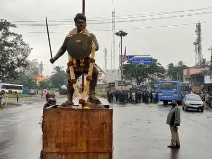 Karnataka statue of rayanna placed in front of the shivaji maharaj statue in belgaum | कर्नाटकात पुन्हा वाद पेटला, रात्रीतूनच छत्रपती शिवरायांच्या पुतळ्यासमोर बसवला रायन्नांचा पुतळा Karnataka statue of rayanna placed in front of the shivaji maharaj statue in belgaum | कर्नाटकात पुन्हा वाद पेटला, रात्रीतूनच छत्रपती शिवरायांच्या पुतळ्यासमोर बसवला रायन्नांचा पुतळा