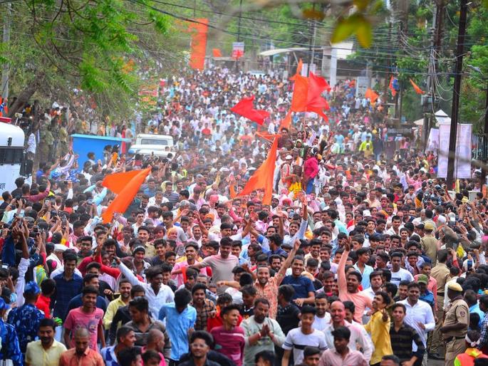 Bhavani Mata's chanting in Pimprala, Mehrun; Devotees experienced 8 minutes of thrill while pulling baragadi | पिंप्राळा, मेहरुणमध्ये भवानी मातेचा जयघोष; बारागाड्या ओढताना भाविकांनी अनुभवला ८ मिनिटांचा थरार Bhavani Mata's chanting in Pimprala, Mehrun; Devotees experienced 8 minutes of thrill while pulling baragadi | पिंप्राळा, मेहरुणमध्ये भवानी मातेचा जयघोष; बारागाड्या ओढताना भाविकांनी अनुभवला ८ मिनिटांचा थरार