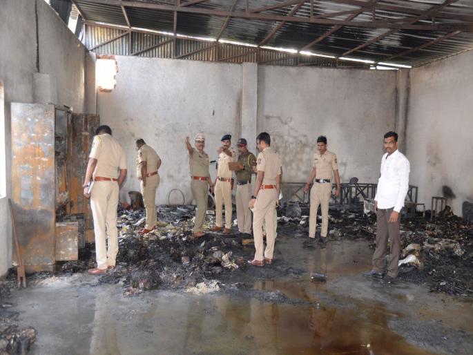 explosion in firecracker factory The walls shook the women screamed the body was literally charred | फटाक्यांच्या दारूचा स्फोट; भिंती हादरल्या, बायका होरपळल्या, शरीराचा अक्षरश: कोळसा झाला...! explosion in firecracker factory The walls shook the women screamed the body was literally charred | फटाक्यांच्या दारूचा स्फोट; भिंती हादरल्या, बायका होरपळल्या, शरीराचा अक्षरश: कोळसा झाला...!