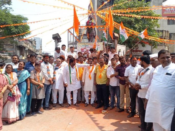Jubilation of Congress and Shiv Sena workers in BJP stronghold in Solapur | सोलापुरात भाजपच्या बालेकिल्ल्यात काँग्रेस आणि शिवसेना कार्यकर्त्यांचा जल्लोष Jubilation of Congress and Shiv Sena workers in BJP stronghold in Solapur | सोलापुरात भाजपच्या बालेकिल्ल्यात काँग्रेस आणि शिवसेना कार्यकर्त्यांचा जल्लोष