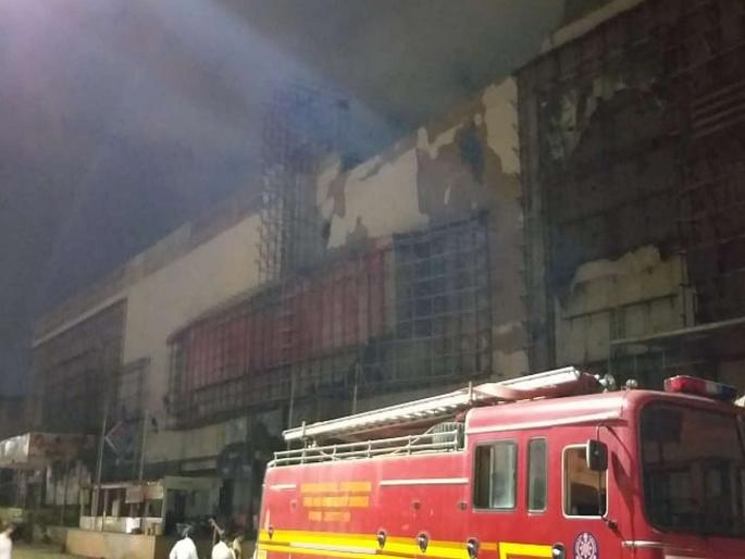 Three injured in collapse wall of Poonam mall in Nagpur | नागपूरमध्ये पूनम मॉलची भिंत कोसळून वॉचमनसह तिघे जखमी  Three injured in collapse wall of Poonam mall in Nagpur | नागपूरमध्ये पूनम मॉलची भिंत कोसळून वॉचमनसह तिघे जखमी