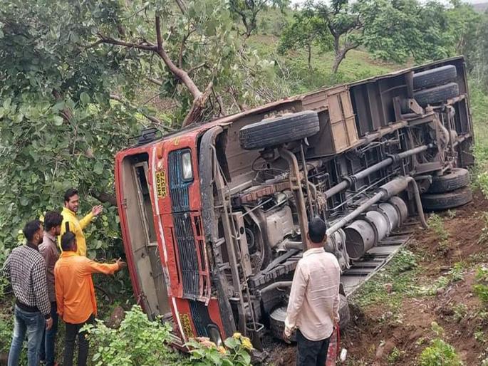 The bus overturned at Rajur Ghat, luckily averting loss of life | राजुर घाटात बस उलटली, सुदैवाने प्राणहानी टळली The bus overturned at Rajur Ghat, luckily averting loss of life | राजुर घाटात बस उलटली, सुदैवाने प्राणहानी टळली