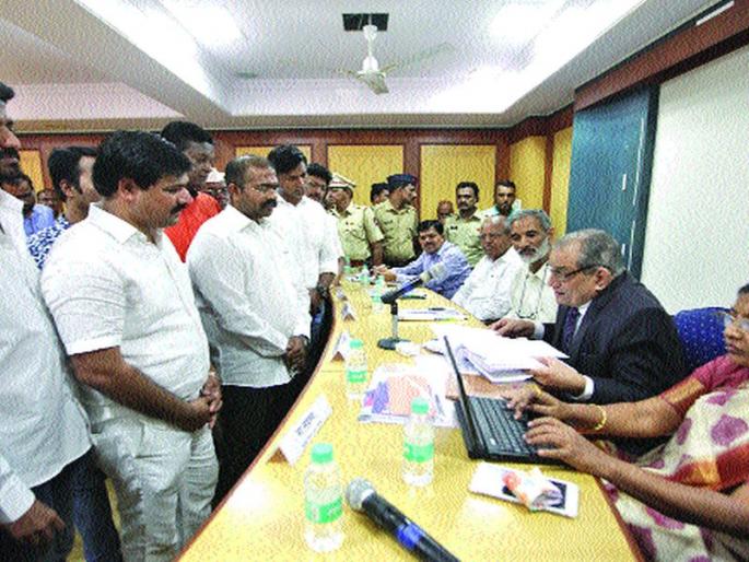 Maratha community united by reservation for reservation | आरक्षणाच्या जनसुनावणीस मराठा समाज एकवटला Maratha community united by reservation for reservation | आरक्षणाच्या जनसुनावणीस मराठा समाज एकवटला