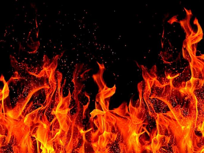 A fire in the company; The chemical also ignited the drain after the explosion; Events in Pawnee | कंपनीत आग; स्फोटानंतर केमिकलने नालाही पेटला; पावणेतील घटना