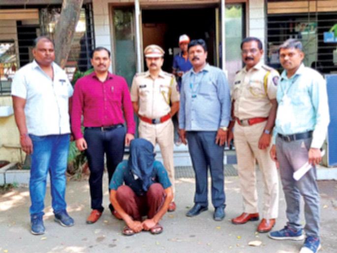 A fugitive goldsmith was hiding in a house in Rajasthan, jewels worth millions of investors, Bhisi's money were stolen | राजस्थानमध्ये घरातच लपून बसला होता फरार सुवर्णकार, गुंतवणूकदारांचे लाखोंचे दागिने, भिशीचे पैसे लाटले A fugitive goldsmith was hiding in a house in Rajasthan, jewels worth millions of investors, Bhisi's money were stolen | राजस्थानमध्ये घरातच लपून बसला होता फरार सुवर्णकार, गुंतवणूकदारांचे लाखोंचे दागिने, भिशीचे पैसे लाटले