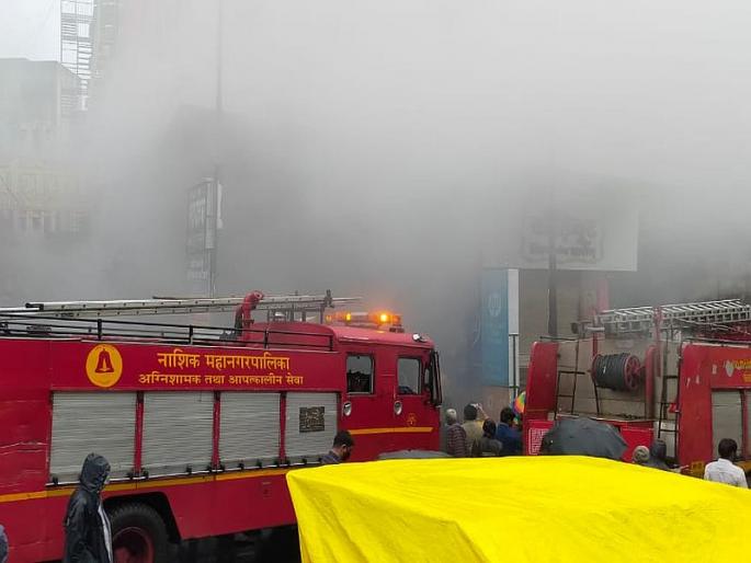 A huge fire broke out at a shop in Nashik, fire brigade arrived at the spot with three bombs | नाशिकमध्ये भर बाजारपेठेत दुकानाला भीषण आग, अग्निशमन दलाचे तीन बंब घटनास्थळी दाखल A huge fire broke out at a shop in Nashik, fire brigade arrived at the spot with three bombs | नाशिकमध्ये भर बाजारपेठेत दुकानाला भीषण आग, अग्निशमन दलाचे तीन बंब घटनास्थळी दाखल